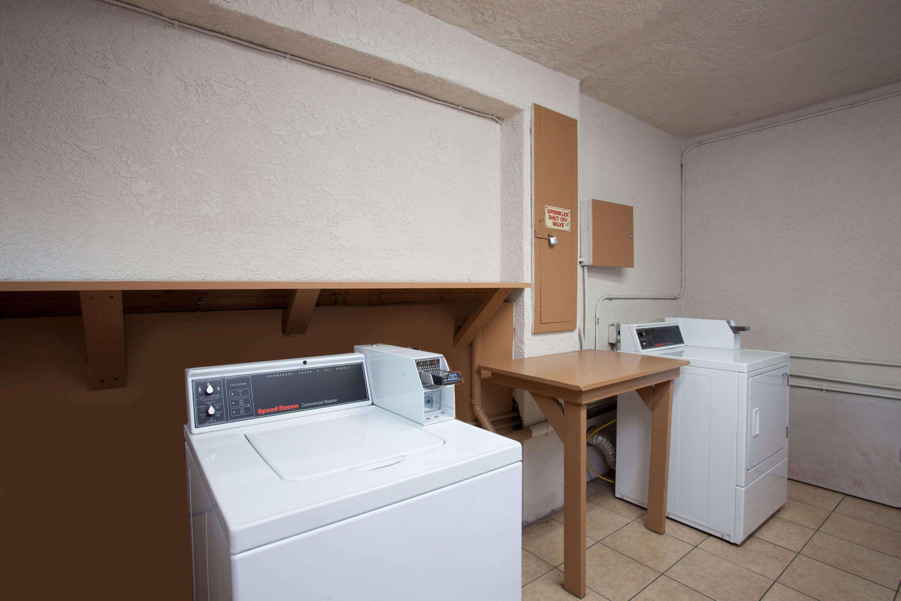 Express Inn & Suites Ontario Airport Екстериор снимка
