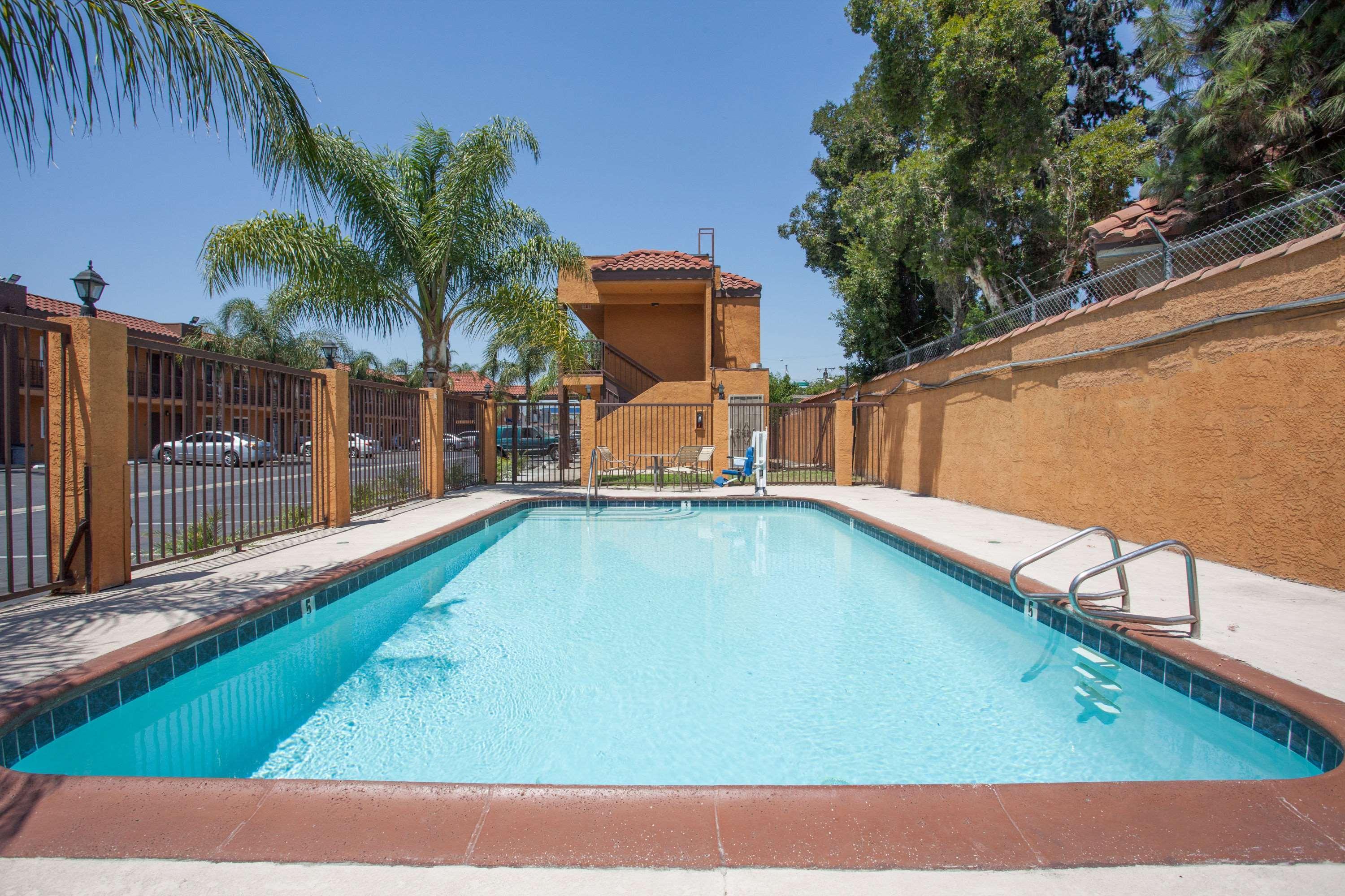 Express Inn & Suites Ontario Airport Екстериор снимка