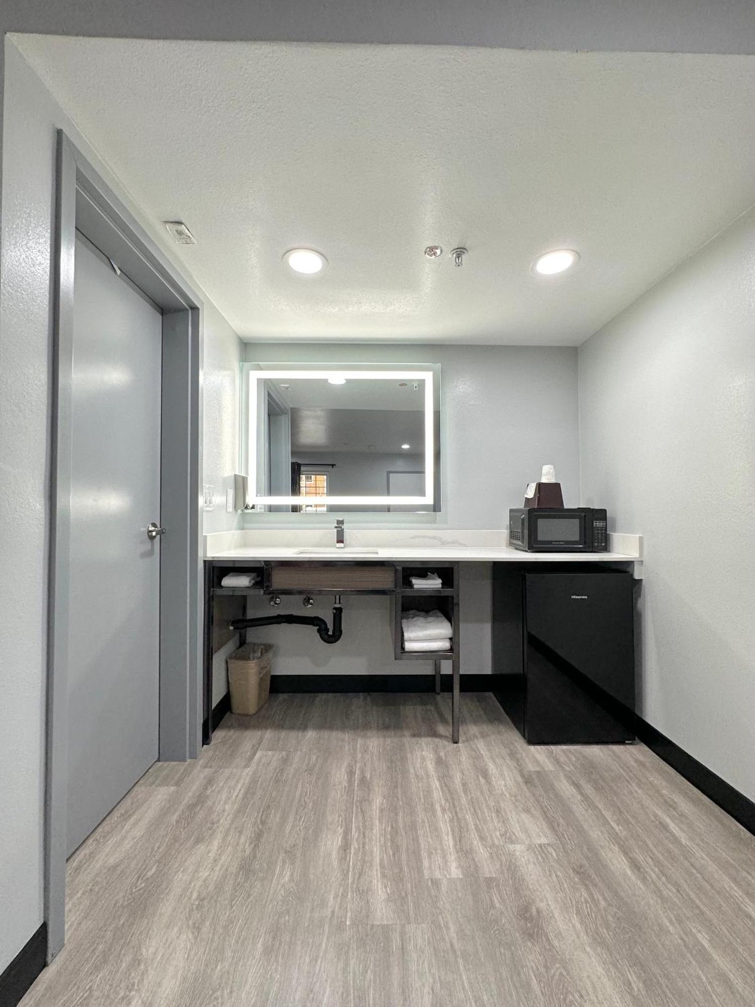 Express Inn & Suites Ontario Airport Екстериор снимка
