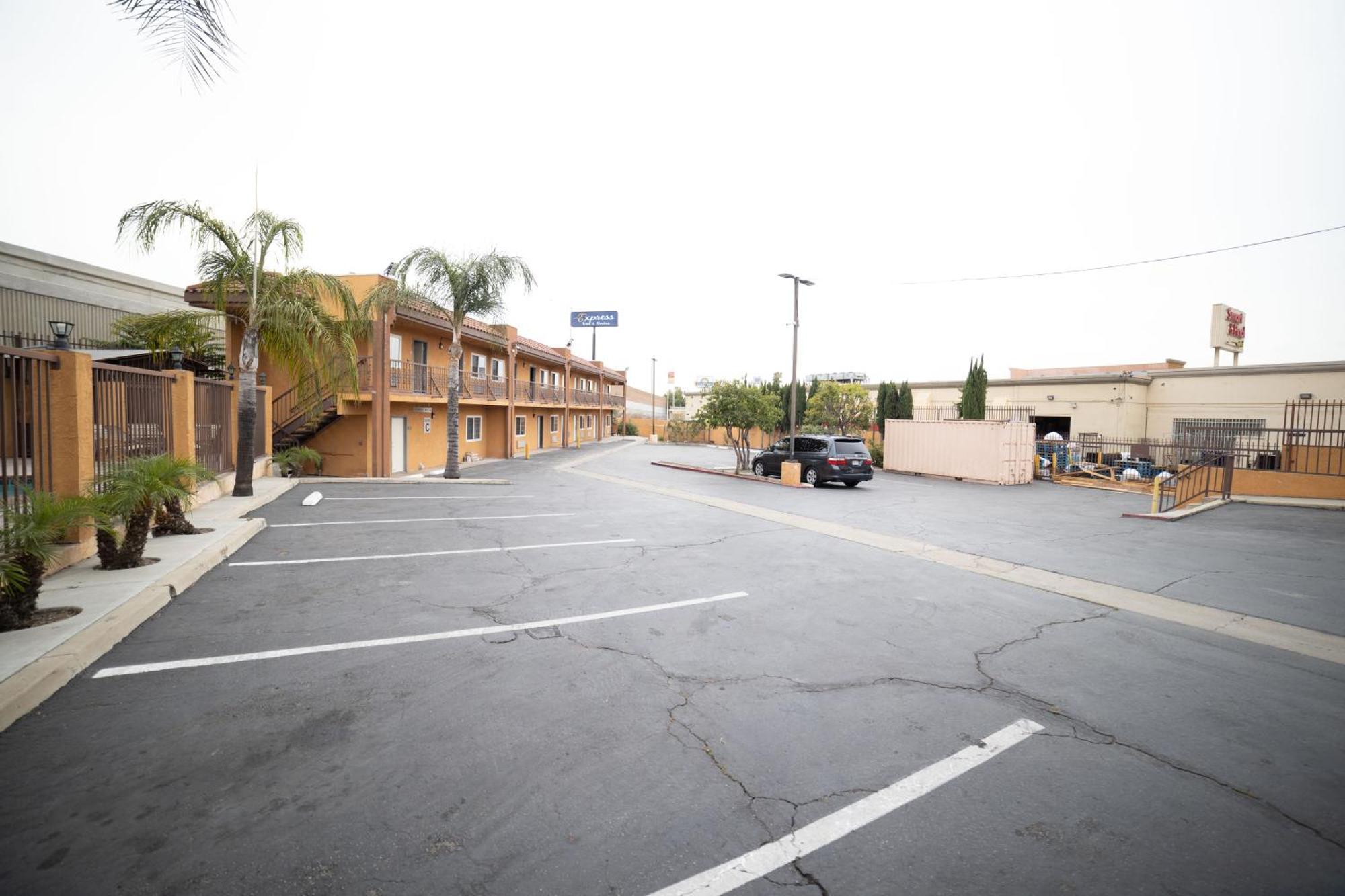 Express Inn & Suites Ontario Airport Екстериор снимка