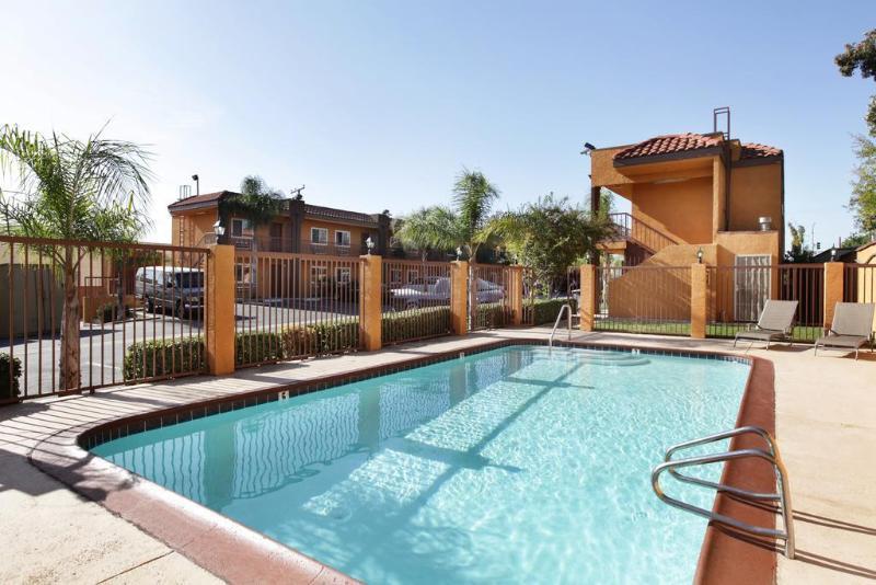 Express Inn & Suites Ontario Airport Екстериор снимка