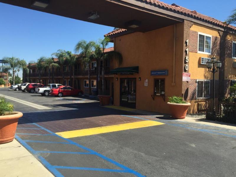 Express Inn & Suites Ontario Airport Екстериор снимка